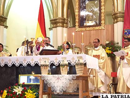 Misa crismal momento de renovación de votos sacerdotales y de la fe del pueblo /LA PATRIA