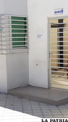 La foto de la ciudadana que observó los baños cerrados del parque Bolívar /LA PATRIA