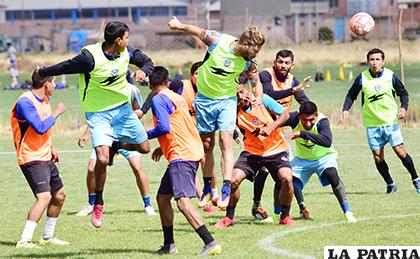 Alessandrini le pega de cabeza ocurrió en el entrenamiento de ayer /Reynaldo Bellota - LA PATRIA