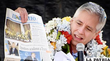 El vicepresidente Álvaro García muestra el titular que indica que opositores acuden a Trump /Vicepresidencia