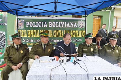 El ministro Carlos Romero en compañía de autoridades policiales / LA PATRIA