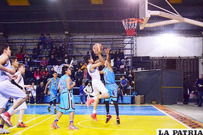 Una de las jugadas entre CAN y Amerints disputado anoche
