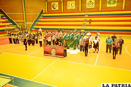Los equipos participantes durante la inauguración de las olimpiadas/Alex Zambrana LA PATRIA