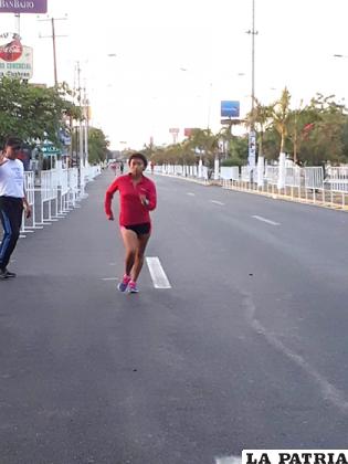 Mayra Quispe, cumplió su entrenamiento y reconocimiento del circuito en la víspera /cortesía Nemia Coca