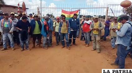 Los trabajadores de la empresa constructora China Railway, protestan contra sus empleadores /ANF