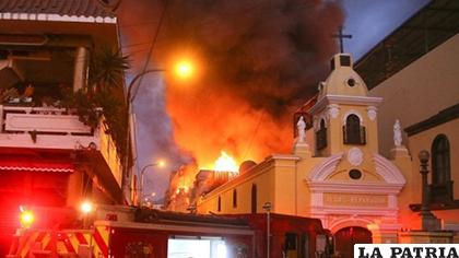 Un incendio de magnitud que se desató este viernes en una zona comercial de Lima/ wp.com