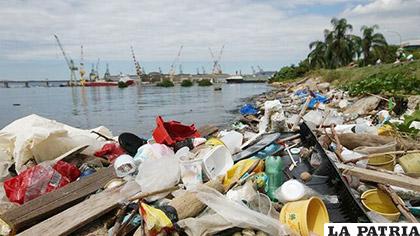 Primer plano de un montón de basura en la Bahía de Guanabara de la ciudad de Río de Janeiro (Brasil)/ eldiario.es
