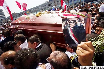 El féretro del expresidente peruano Alan García, quien se asestó un tiro en la cabeza/ yimg.com