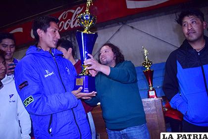 Celmar Alanes de CAN recibe el trofeo de campeón/ Reynaldo Bellota - LA PATRIA