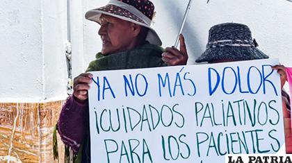 Pacientes con cáncer durante una protesta/Asociación de Familiares y Pacientes con Cáncer