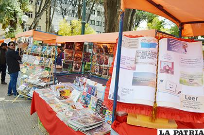Expositores de libros en la plaza 