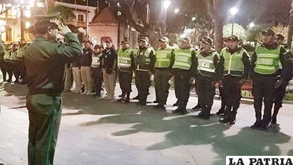 El general Calderón saluda a un grupo de efectivos /Archivo: Policía