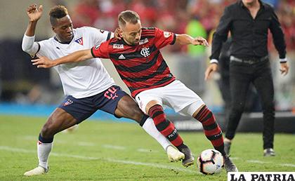 La acción del partido donde terminó venciendo Liga de Quito 2-1 y retoma la chance de clasificar a octavos /oddsshark.com