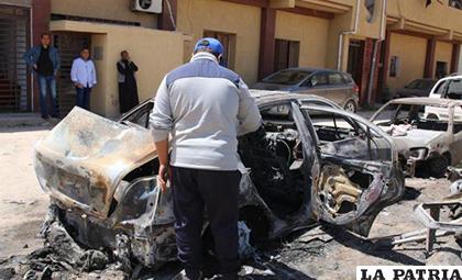Un hombre inspecciona los daños causados por el bombardeo en Trípoli /EFE