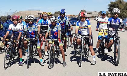 Ciclistas orureños que formaron parte de los selectivos para el nacional de Potosí /Cortesía Merk Lima