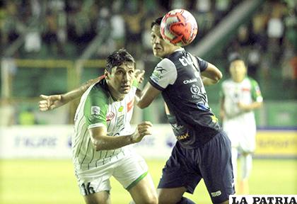 Ronald Raldes en su afán de dominar el balón /APG