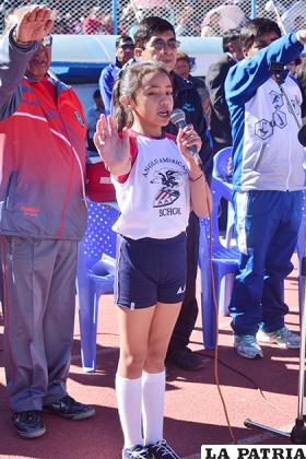 Leydi Saucedo durante la promesa deportiva