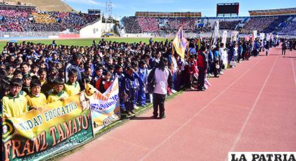 Buena cantidad de estudiantes del nivel Primerio en el acto de inauguración /Reynaldo Bellota - LA PATRIA