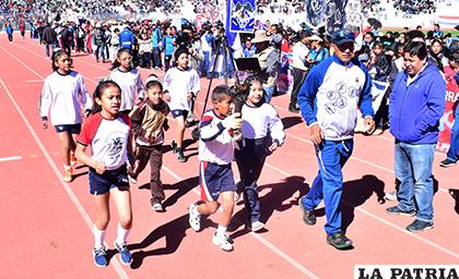 Estudiantes destacados en distintas disciplinas portan la antorcha /Reynaldo Bellota - LA PATRIA