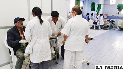 Médicos atienden a un paciente en el complejo hospitalario de Miraflores /ANF