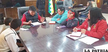 Niños plantearon varios proyectos al gobernador Víctor Hugo Vásquez /LA PATRIA
