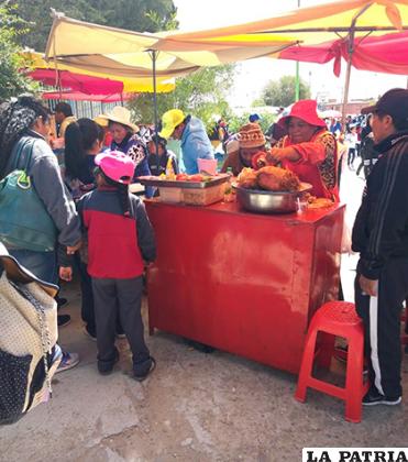 Falta de uso de guantes para manipular los alimentos /LA PATRIA