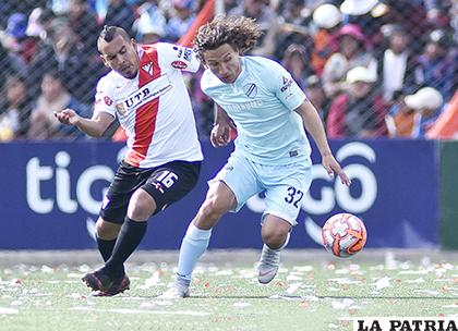 Marcos Ovejero y Carlos Gómez en procura de dominar el balón /APG