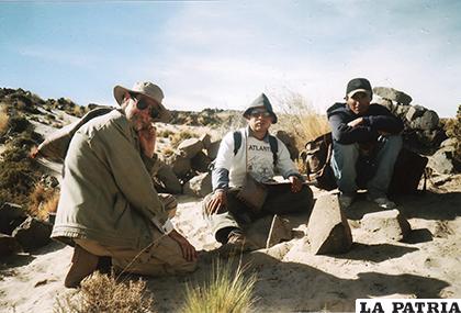 Equipo De investigación LAMA en exploración en Pampa Aullagas año 2004