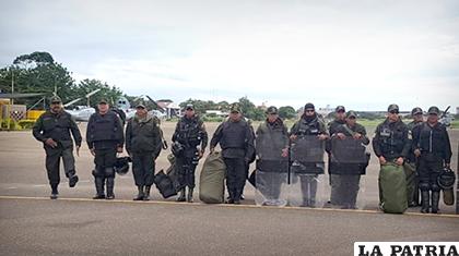 Parte del contingente policial que llegó esta jornada a la ciudad de Santa Cruz /Ministerio de Gobierno