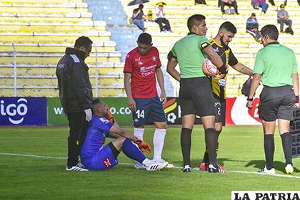 Vaca quedó sentido, no pudo continuar y el partido finalizó /APG