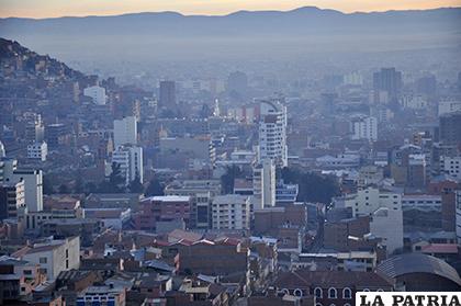 Esmog en la ciudad a causa de contaminación vehicular, industrias y otras actividades /LA PATRIA ARCHIVO