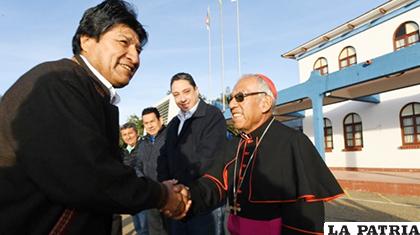 Presidente Evo Morales y Cardenal Toribio Ticona se estrechan la mano /@Mincombolivia