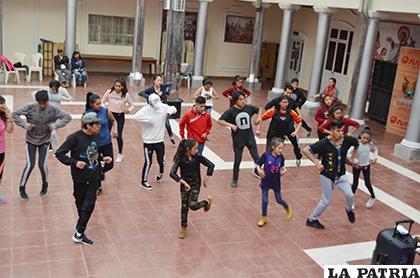 Taller de danza urbana en el hall de la Gobernación/LA PATRIA
