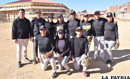 El equipo Doble Play que tuvo un buen inicio en el campeonato de softbol mixto /Reynaldo Bellota - LA PATRIA