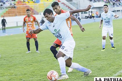 José Reyes burla a su marcador e intenta irse al ataque /APG