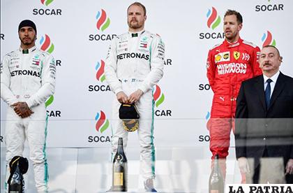 Valtteri Bottas (centro) en el podio al final de la prueba /as.com