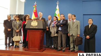 Vicepresidente Álvaro García Linera y representantes de los medios de comunicación /ANF