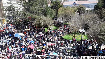La Plaza 10 de Febrero copada de gremiales /VIVIANA VELASQUEZ