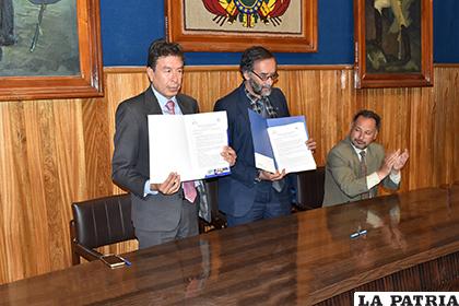 Los representantes de ambas instituciones al momento de la firma del convenio /LA PATRIA