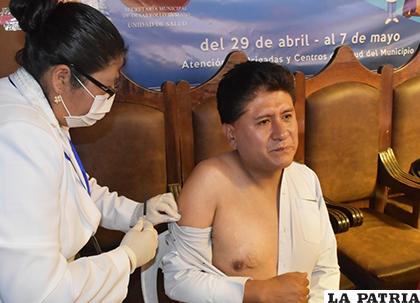 El alcalde Aguilar fue el primero en recibir la vacuna /GAMO