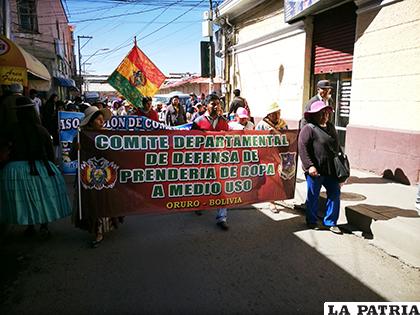 Los comerciantes de ropa usada marcharon por las calles de la ciudad/ LA PATRIA