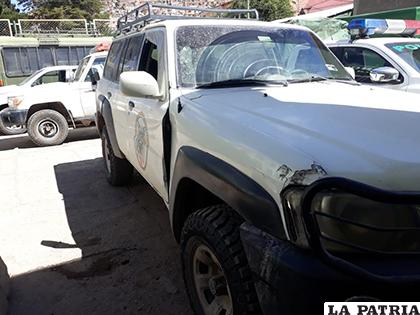 El vehículo policial dañado por la colisión ocasionada por los aprehendidos /LA PATRIA