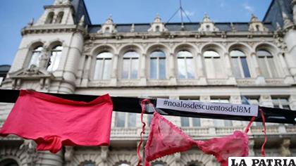 Frente al Ministerio de Educación, fue colgada la ropa íntima/ TELEMETRO