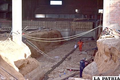 En el interior se realiza el cavado para la construcción de la piscina/Reynaldo Bellota LA PATRIA