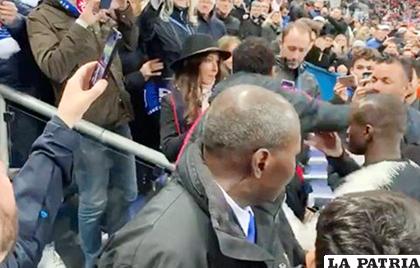 Momento en que Neymar pierde la paciencia y agrede a un hincha /mipasionhn.com