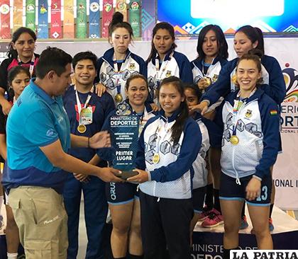 Las campeonas reciben el trofeo al final de la competencia /cortesía Martín Chilaca