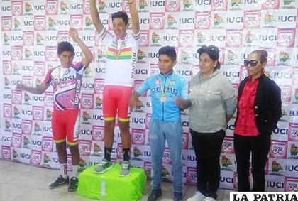 Marco Colque en el podio en la categoría Junior (derecha) /cortesía Merk Lima