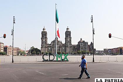 Zócalo de Ciudad de México luce desértico por las medidas ante el Covid-19 /EFE.COM
