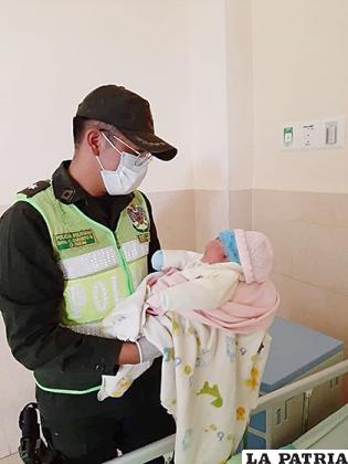 Efectivo policial sosteniendo a la bebé recién nacida /POLICÍA COCHABAMBA