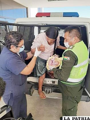 Ingreso de la mujer junto a su bebé al Hospital Sur de Cochabamba /POLICÍA COCHABAMBA